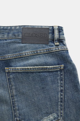 Nahaufnahme der rückwärtigen Tasche und des schwarzen Patches der Closed Jeans 'Cooper' rauchblau aus leicht elastischer Baumwolle, Regular Fit mit markanten Distressed-Effekten.