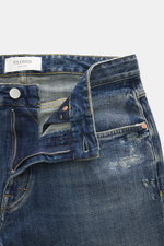 Close-Up-Ansicht der geöffneten Closed Jeans 'Cooper' rauchblau aus leicht elastischer Baumwolle mit Zip Fly, Five-Pocket-Stil und markanten Distressed-Effekten.