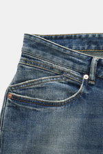 Closed Jeans 'Cooper' rauchblau aus leicht elastischer Baumwolle, Regular Fit, Five-Pocket-Stil, Zip Fly, authentische Waschung, Detailaufnahme der Bund- und Taschenpartie.