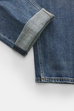 Close-up der umgeschlagenen Saumkante der Closed Jeans 'Cooper' rauchblau aus leicht elastischer Baumwolle mit authentischer Waschung.