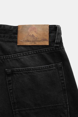 The.Nim Standard Jeans 'Reed' schwarz aus Japan-Denim, Detailaufnahme von hinten oben mit Lederpatch, Five-Pocket, Button Fly, Tapered Fit.