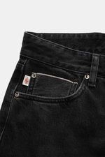 The.Nim Standard Jeans 'Reed' schwarz aus japanischem Selvedge-Denim, Detailaufnahme von vorne oben mit Five-Pocket-Stil, Button Fly und Leather Patch.