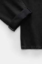 The.Nim Standard Jeans 'Reed' schwarz, Detailaufnahme der umgeschlagenen Saumkante aus hochwertigem, japanischem Selvedge-Denim mit griffiger Haptik, knöchellang, Tapered Fit.