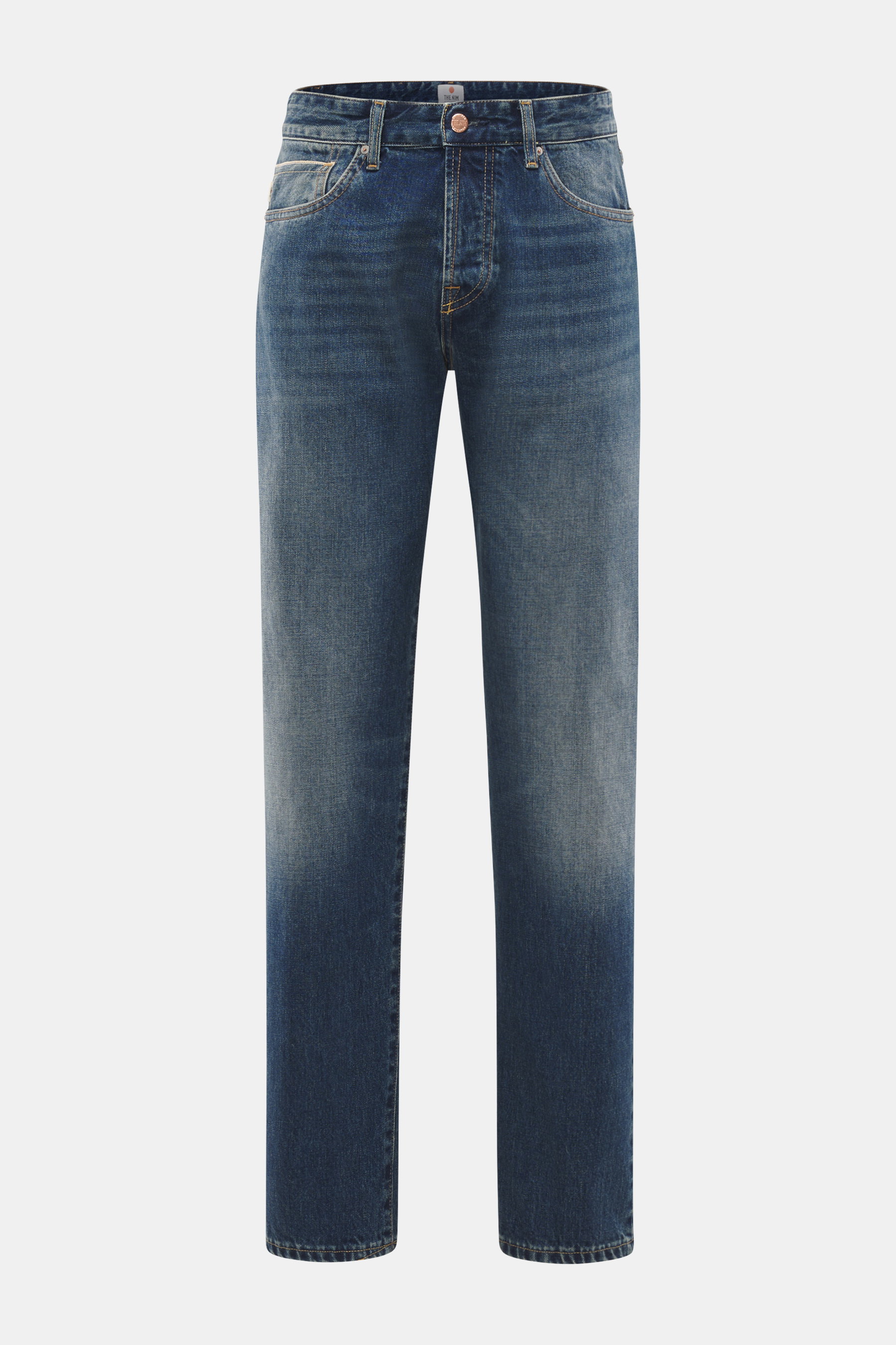 The.Nim Standard Jeans 'Reed' graublau, frontal fotografiert, aus hochwertigem japanischem Selvedge-Denim, knöchellang, gerader Schnitt, Five-Pocket, Button Fly, weicher Griff, Tapered Fit, reguläre Oberschenkelweite, reiner Baumwolle.