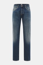 The.Nim Standard Jeans 'Reed' graublau, frontal fotografiert, aus hochwertigem japanischem Selvedge-Denim, knöchellang, gerader Schnitt, Five-Pocket, Button Fly, weicher Griff, Tapered Fit, reguläre Oberschenkelweite, reiner Baumwolle.