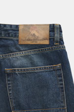 Rückansicht der The.Nim Standard Jeans 'Reed' graublau mit Lederpatch, Five-Pocket-Style, Button Fly, Tapered Fit, japanischem Selvedge-Denim.