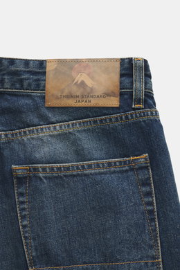 Rückansicht der The.Nim Standard Jeans 'Reed' graublau mit Lederpatch, Five-Pocket-Style, Button Fly, Tapered Fit, japanischem Selvedge-Denim.