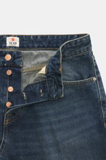 The.Nim Standard Jeans 'Reed' graublau mit offenem Button Fly, Five-Pocket-Stil aus japanischem Selvedge-Denim, Detailaufnahme von vorne oben.