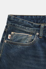 The.Nim Standard Jeans 'Reed' graublau, Detailansicht von vorne oben, Five-Pocket, Button Fly, gerader Schnitt, japanischer Selvedge-Denim, weicher Griff.