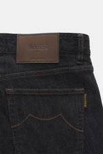 Nahaufnahme der Rückseite der Moorer Jeans 'Milton' dark navy mit Leather-Patch, Five-Pocket-Stil, Stitching und Münztasche.