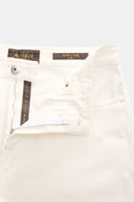 Close-up front view of the Moorer Jeans 'Milton' offwhite with open button fly, five-pocket style, leather patch, and embroidered coin pocket.

Additional description:  
<p>For casual denim looks: The 'Milton' jeans from MOORER impress with incomparable w