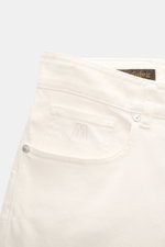 Close-up photo of the upper section of Moorer Jeans 'Milton' offwhite from front perspective, showing pocket details and leather patch.

For casual denim looks: The 'Milton' jeans from MOORER impress with incomparable wearing comfort and are the ideal bas