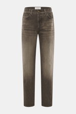 Vorderansicht der Barmas Venezia Jeans 'Denver' graubraun aus Denim reiner Baumwolle, Regular Fit, schmal zulaufend, Five-Pocket, Button Fly, Leather Patch, leicht griffig.