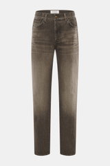 Vorderansicht der Barmas Venezia Jeans 'Denver' graubraun aus Denim reiner Baumwolle, Regular Fit, schmal zulaufend, Five-Pocket, Button Fly, Leather Patch, leicht griffig.