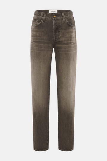 Vorderansicht der Barmas Venezia Jeans 'Denver' graubraun aus Denim reiner Baumwolle, Regular Fit, schmal zulaufend, Five-Pocket, Button Fly, Leather Patch, leicht griffig.