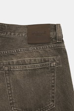 Barmas Venezia Jeans 'Denver' graubraun, Detailaufnahme Rückseite mit Leder Patch, Denim reine Baumwolle, Regular Fit, Five-Pocket, Button Fly.