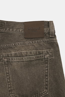 Barmas Venezia Jeans 'Denver' graubraun, Detailaufnahme Rückseite mit Leder Patch, Denim reine Baumwolle, Regular Fit, Five-Pocket, Button Fly.