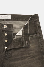 Barmas Venezia Jeans 'Denver' graubraun, Nahaufnahme von Bund und offenem Button Fly, Denim aus reiner Baumwolle, Regular Fit, Five-Pocket-Stil, Leather Patch, leicht griffige Haptik, schmal zulaufend.