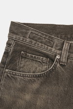 Nahaufnahme der Barmas Venezia Jeans 'Denver' graubraun aus schräger Frontalperspektive mit Five-Pocket-Stil, Button Fly, Leather Patch, Regular Fit, schmal zulaufend, Denim aus reiner Baumwolle, leicht griffige Haptik.
