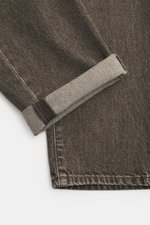 Nahaufnahme der aufgerollten Beinöffnung der Barmas Venezia Jeans 'Denver' graubraun aus Denim reiner Baumwolle, Regular Fit, schmal zulaufend, Five-Pocket-Stil, Button Fly, Leather Patch, leicht griffige Haptik, seitliche Perspektive.