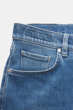 Close-up rear view of Barmas Venezia Jeans 'Denver' smoky blue, denim made of cotton with slightly elastic, textured feel, Regular Fit, tapered, five-pocket style, button fly, and leather patch.