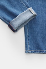 Close-up image of the cuff and fabric texture of Barmas Venezia Jeans 'Denver' smoky blue, photographed from above, showing denim made of cotton, slightly elastic quality, slightly textured feel, Regular Fit, tapered, five-pocket style, button fly, and le