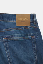 Barmas Venezia Jeans 'Denver' dunkelblau, Detailaufnahme von hinten, Denim aus Baumwolle, leicht elastisch, griffig, Regular Fit, schmal zulaufend, Five-Pocket-Stil, Button Fly, Leather Patch.