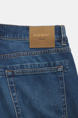 Barmas Venezia Jeans 'Denver' dunkelblau, Detailaufnahme von hinten, Denim aus Baumwolle, leicht elastisch, griffig, Regular Fit, schmal zulaufend, Five-Pocket-Stil, Button Fly, Leather Patch.