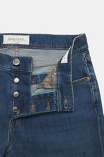 Barmas Venezia Jeans 'Denver' dunkelblau aus Baumwoll-Denim, leicht elastisch, Regular Fit, schmal zulaufend, Five-Pocket-Stil, Button Fly, Leather Patch, Detailansicht von vorne oben.