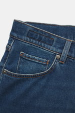 Nahaufnahme der Barmas Venezia Jeans 'Denver' dunkelblau im Five-Pocket-Stil mit Button Fly, Leather Patch, Denim aus Baumwolle, Regular Fit, schmal zulaufend, leicht elastisch und griffig, fotografiert von schräg oben.