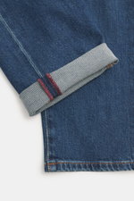 Barmas Venezia Jeans 'Denver' dunkelblau, Detailaufnahme vom Bein mit aufgekrempeltem Saum, Denim aus Baumwolle, leicht elastisch, griffig, Regular Fit, schmal zulaufend, Five-Pocket-Stil, Button Fly, Leather Patch.