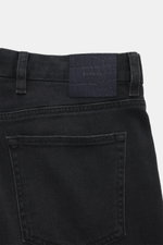 Rückansicht der Barmas Venezia Jeans 'Denver' anthrazit mit Five-Pocket-Stil, geprägtem Leather Patch, Regular Fit, schmal zulaufend, leicht elastisch, Baumwolle mit Cashmere, weicher Griff, Button Fly.