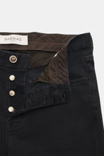 Nahaufnahme der geöffneten Barmas Venezia Jeans 'Denver' anthrazit im Five-Pocket-Stil mit Button Fly, Regular Fit, schmal zulaufend, Denim aus Baumwolle mit Cashmere, leicht elastisch, weicher Griff, geprägtes Leather Patch, von oben fotografiert.