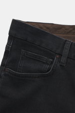 Nahaufnahme der Barmas Venezia Jeans 'Denver' anthrazit im Five-Pocket-Stil, schmal zulaufend, Button Fly, Regular Fit, Denim aus Baumwolle mit Cashmere, weicher Griff, leicht elastische Qualität, geprägt Leather Patch, von oben fotografiert.