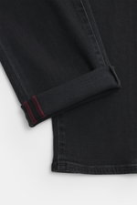 Nahaufnahme der Barmas Venezia Jeans 'Denver' anthrazit im Five-Pocket-Stil, Regular Fit, schmal zulaufend, aus Baumwolle mit Cashmere, weicher Griff, leicht elastisch, Button Fly, geprägtes Leather Patch, Ansicht vom Bein mit umgeschlagenem Saum.