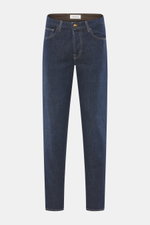 Frontale Aufnahme der Barmas Venezia Jeans 'Denver' navy aus Denim mit Baumwolle und Cashmere, Regular Fit, schmal zulaufend, Five-Pocket-Stil, Button Fly, mit weichem Griff und geprägtem Leather Patch.