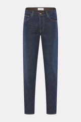Frontale Aufnahme der Barmas Venezia Jeans 'Denver' navy aus Denim mit Baumwolle und Cashmere, Regular Fit, schmal zulaufend, Five-Pocket-Stil, Button Fly, mit weichem Griff und geprägtem Leather Patch.