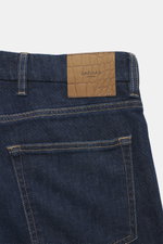 Blick auf Bund und Rücken der Barmas Venezia Jeans 'Denver' navy, Denim aus Baumwolle mit Cashmere, Regular Fit, Five-Pocket, Button Fly, Leather Patch.