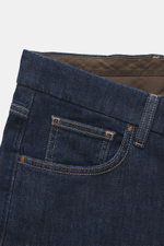 Barmas Venezia Jeans 'Denver' navy, Detailansicht von oben, Denim aus Baumwolle mit Cashmere, leicht elastisch, weicher Griff, Regular Fit, schmal zulaufend, Five-Pocket-Stil, Button Fly, geprägtes Leather Patch.