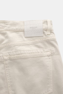 Close-up rear view of Barmas Venezia Jeans 'Denver' beige showing embossed leather patch, five-pocket style, taper slim fit, button fly, made of denim cotton with cashmere, slightly elastic, soft touch, Regular Fit.
