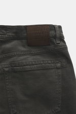 Close-up rear view of Barmas Venezia Jeans 'Denver' grey, denim made from cotton with cashmere, slightly elastic quality, soft touch, regular and tapered fit, five-pocket style, button fly, embossed leather patch on waistband.