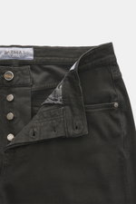 Barmas Venezia Jeans 'Denver' grau, von schräg oben fotografiert, Denim aus Baumwolle mit Cashmere, leicht elastisch, weicher Griff, Regular Fit, schmal zulaufend, Five-Pocket-Stil, Button Fly, geprägtes Leather Patch.