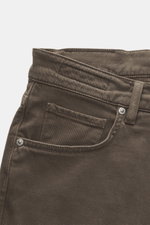 Close-up front-side view of Barmas Venezia Jeans 'Denver' brown, denim made from cotton with cashmere, slightly elastic, soft touch, regular fit, tapered slim fit, five-pocket style, button fly, embossed leather patch.