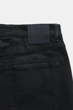 Nahaufnahme der Rückseite der Barmas Venezia Jeans 'Denver' navy, Denim aus Baumwolle mit Cashmere, leicht elastisch, weicher Griff, Regular Fit, schmal zulaufend, Five-Pocket-Stil, Button Fly, geprägtes Leather Patch sichtbar.