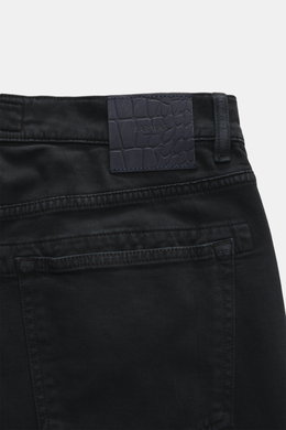 Nahaufnahme der Rückseite der Barmas Venezia Jeans 'Denver' navy, Denim aus Baumwolle mit Cashmere, leicht elastisch, weicher Griff, Regular Fit, schmal zulaufend, Five-Pocket-Stil, Button Fly, geprägtes Leather Patch sichtbar.