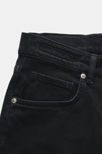Nahaufnahme der Barmas Venezia Jeans 'Denver' navy im Five-Pocket-Stil, schmal zulaufend, mit Button Fly, geprägtem Leather Patch, Regular Fit aus Baumwolle mit Cashmere, leichter Elastizität und weichem Griff, fotografiert aus seitlicher Perspektive.