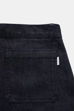 Nahaufnahme der Gesäßtasche der 04651/ A trip in a bag Jeans 'Japanese Denim' navy aus japanischem Selvedge-Denim, Slim Fit, gerader Schnitt, griffig, leicht elastisch, mit dezenten Selvedge-Details.