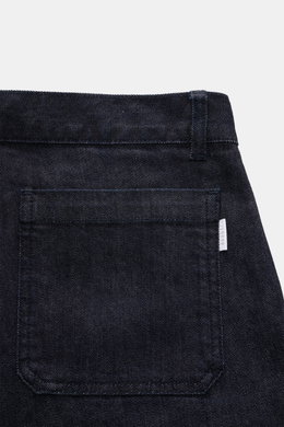 Nahaufnahme der Gesäßtasche der 04651/ A trip in a bag Jeans 'Japanese Denim' navy aus japanischem Selvedge-Denim, Slim Fit, gerader Schnitt, griffig, leicht elastisch, mit dezenten Selvedge-Details.