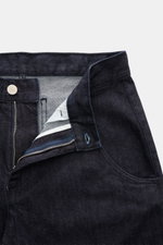 Nahaufnahme der geöffneten Taille mit Reißverschluss und Bundknopf der 04651/ A trip in a bag Jeans 'Japanese Denim' navy aus japanischem Selvedge-Denim, Slim Fit, gerader Schnitt, leicht elastisch, griffige Haptik, große französische Taschen, zwei kleine