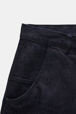 Nahaufnahme der oberen Bund- und Taschenpartie der 04651/ A trip in a bag Jeans 'Japanese Denim' navy aus japanischem Selvedge-Denim, Slim Fit, gerader Schnitt, leicht elastisch, griffig, mit Reißverschluss, Bundknopf, großen französischen Taschen, zwei k